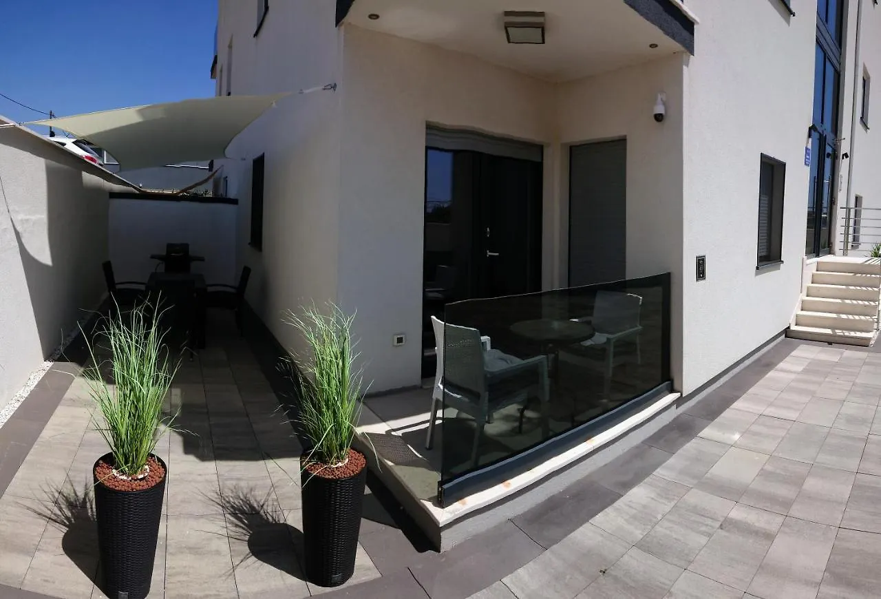 West Star Apartment トロギール