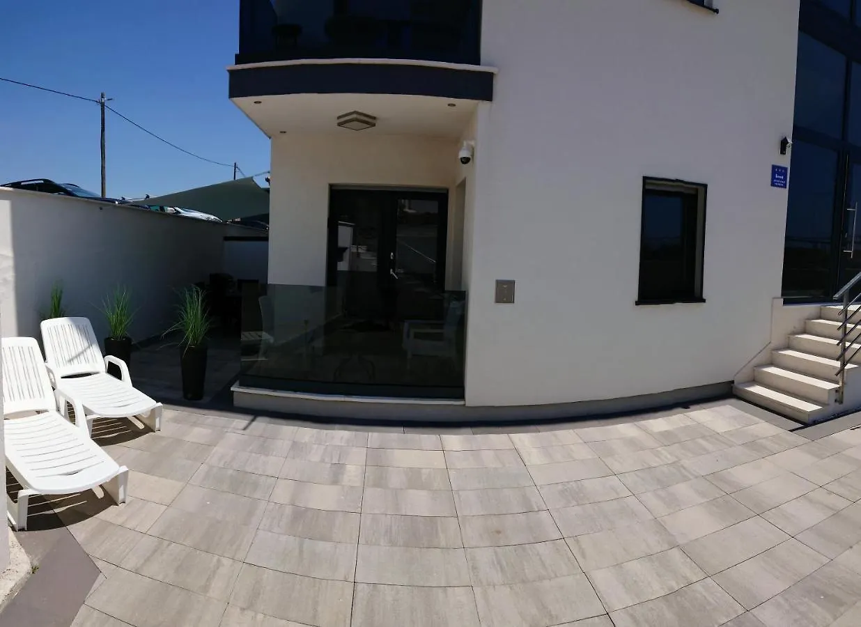 West Star Apartment トロギール