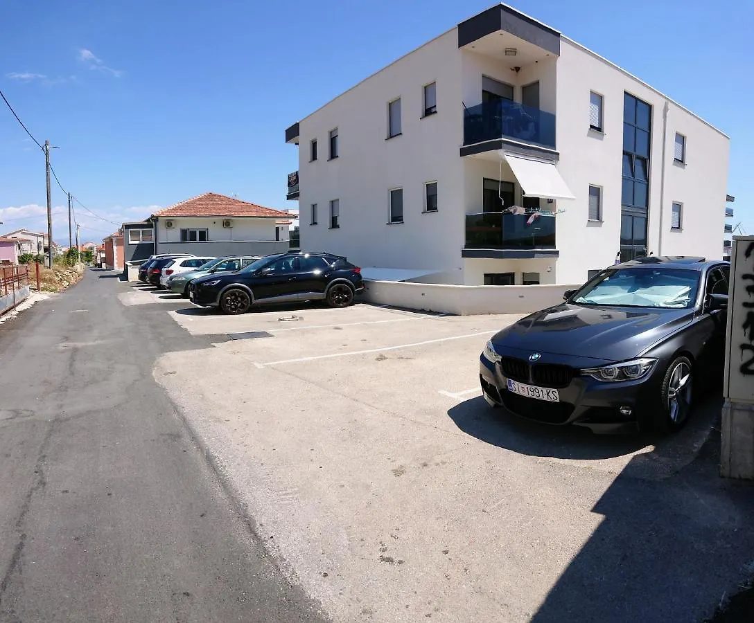 West Star Apartment トロギール